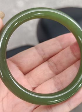 老店推荐新疆和田玉青黄正装圆条手镯色泽纯净细腻密度高油性十足