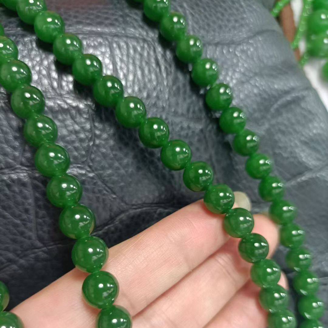 推荐收藏和田碧玉七号矿正冰底菠菜绿项链色泽浓郁细腻高端108颗