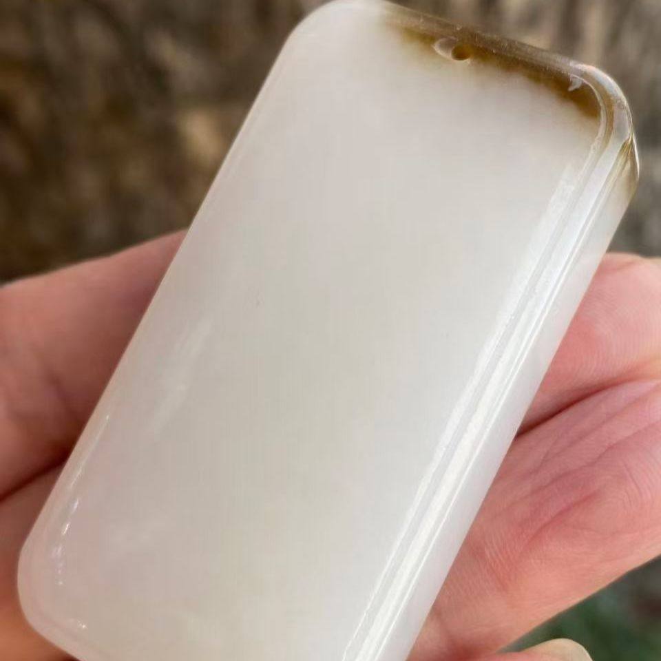 店主强烈推荐和田玉且末糖白平安无事牌吊坠颜色分明漂亮细腻油润