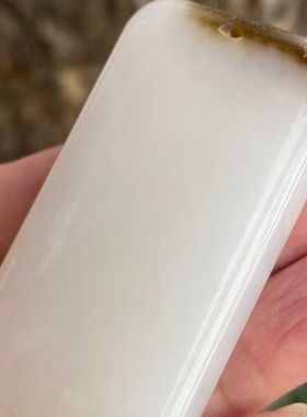 店主强烈推荐和田玉且末糖白平安无事牌吊坠颜色分明漂亮细腻油润