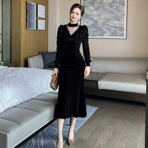 2026秋新款法式黑色V领泡泡袖显瘦丝绒鱼尾连衣裙名媛修身时尚女