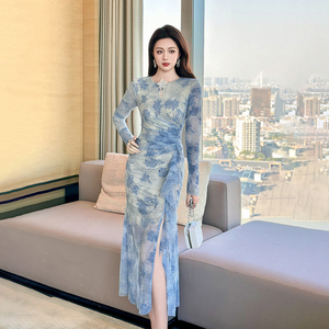 2026秋冬新款高人气包臀荷叶边网纱连衣裙设计感女装圆领植绒魅力