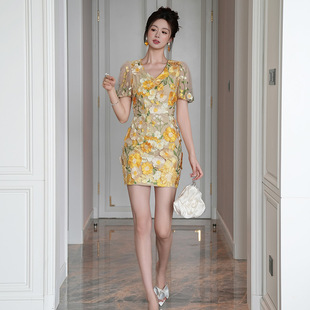 2026夏季新款女装法式设计感V领刺绣立体花朵修身包臀连衣裙