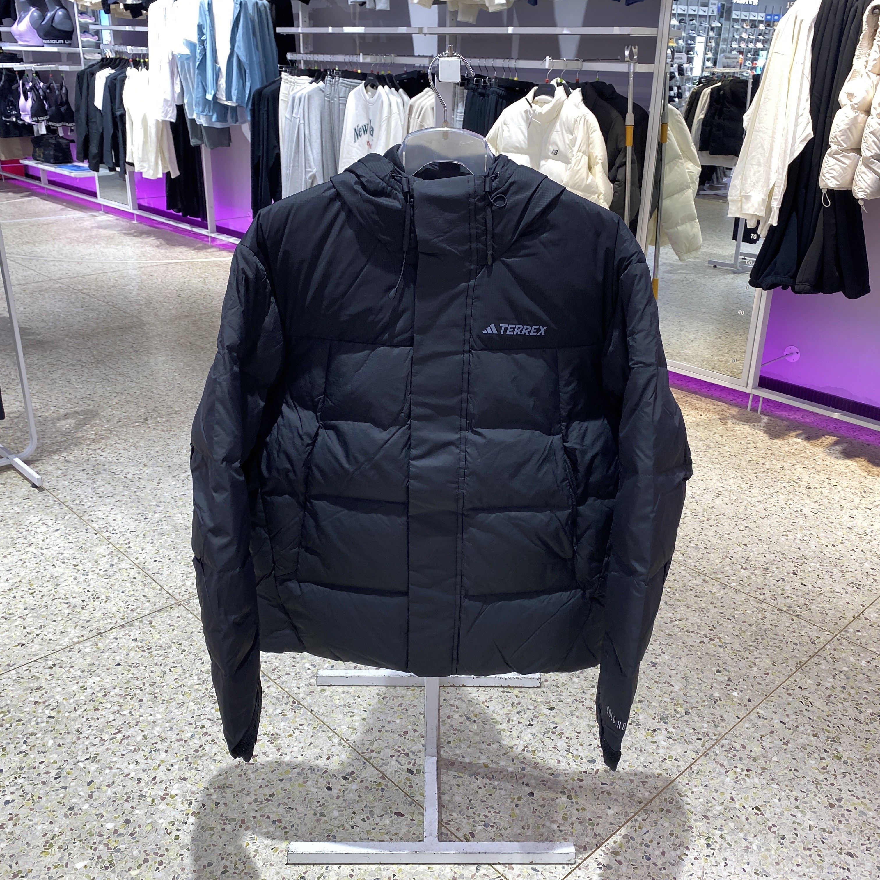 adidas阿迪达斯羽绒服男鹅绒户外抗风连帽保暖外套IX7924