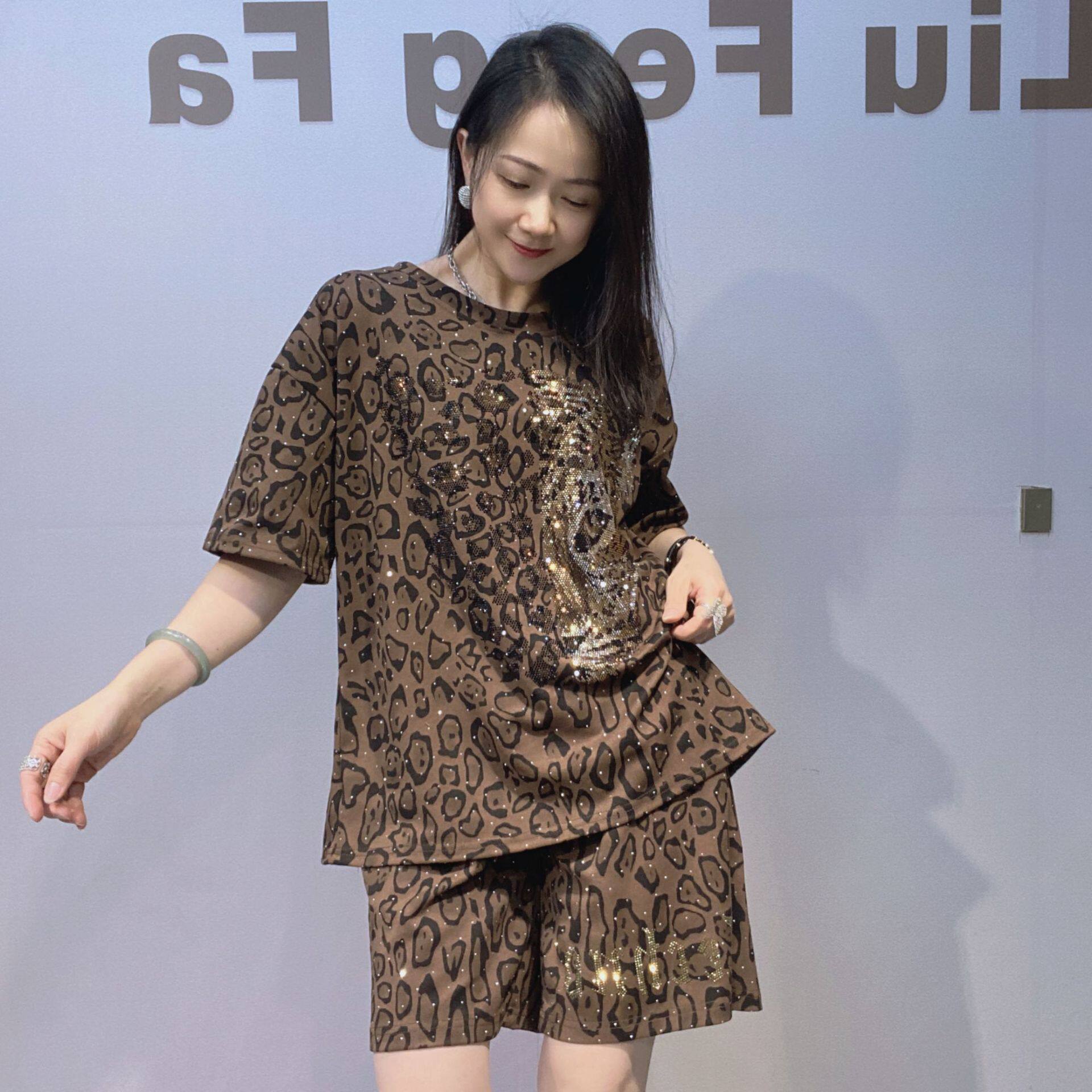 女装豹纹圆领短袖烫钻T恤+短裤大码连衣裙