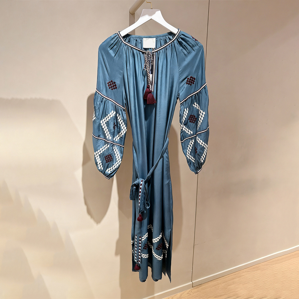 纯色圆领重工刺绣泡泡袖连衣裙