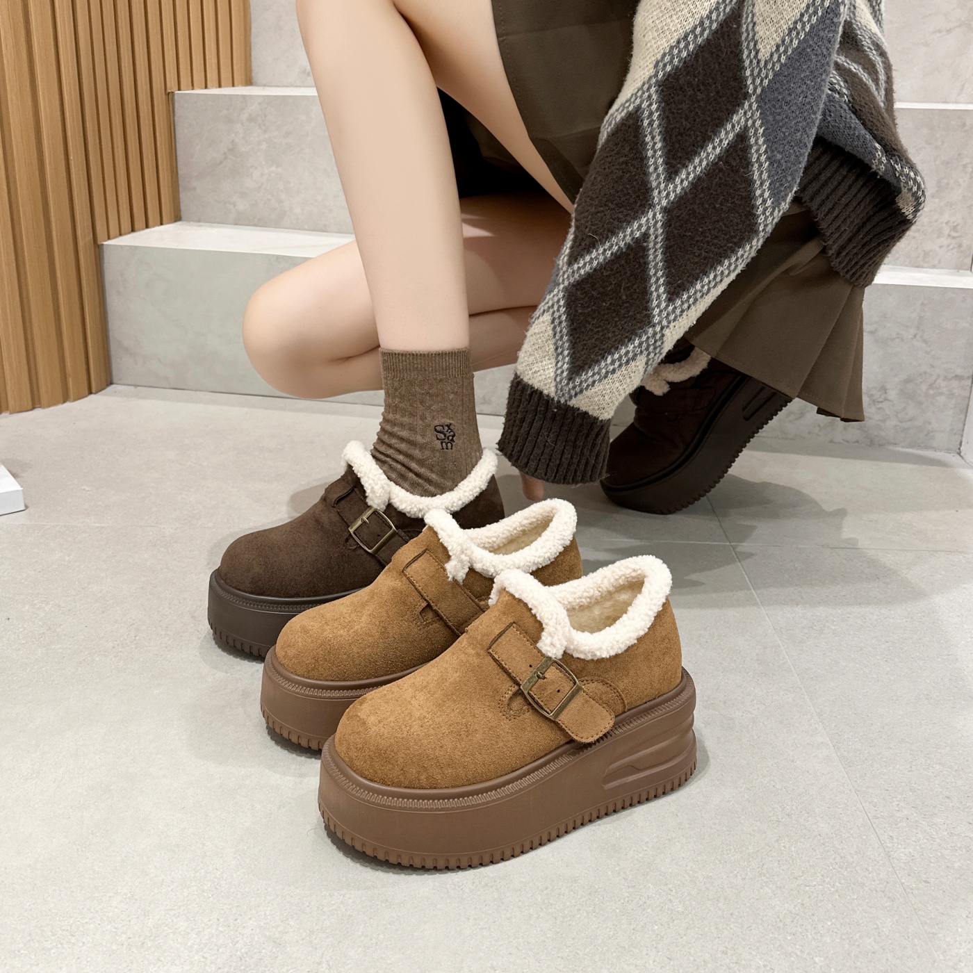 松糕厚底鞋搭配直筒长裤的鞋子