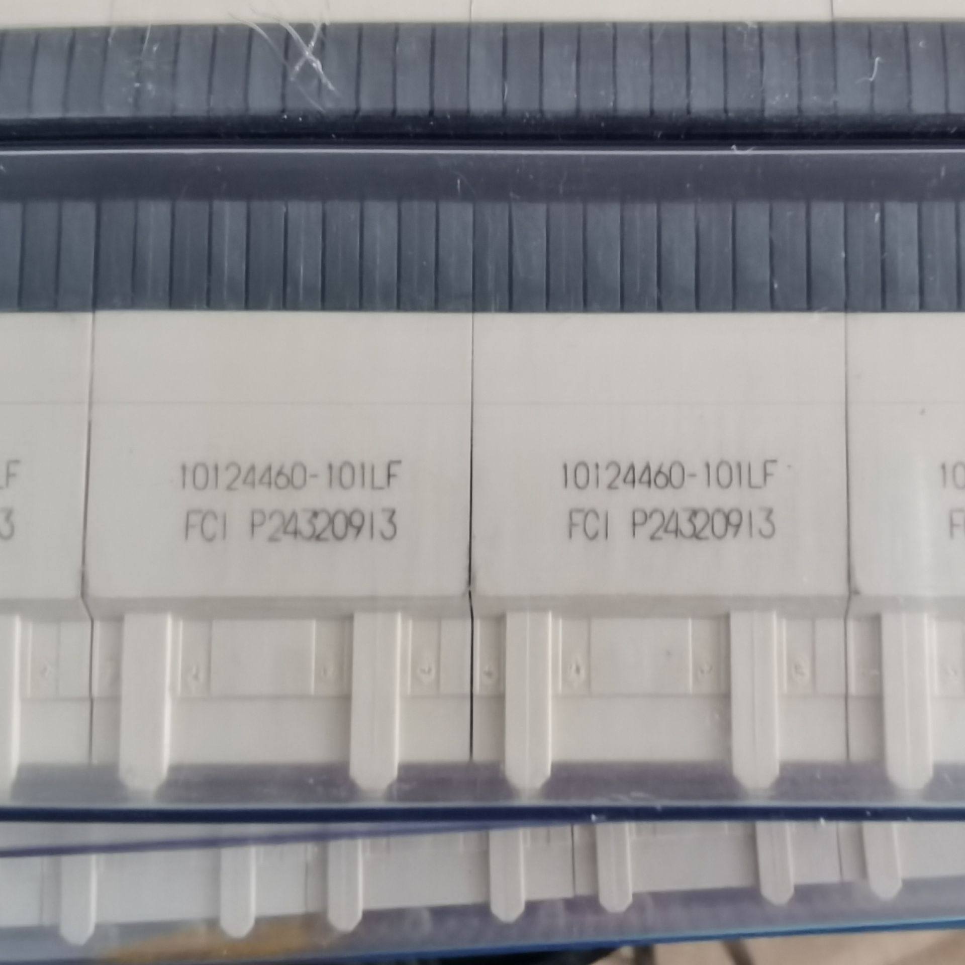 10122460-101LF  FCI连接器 深圳仓储 10122460-101LF