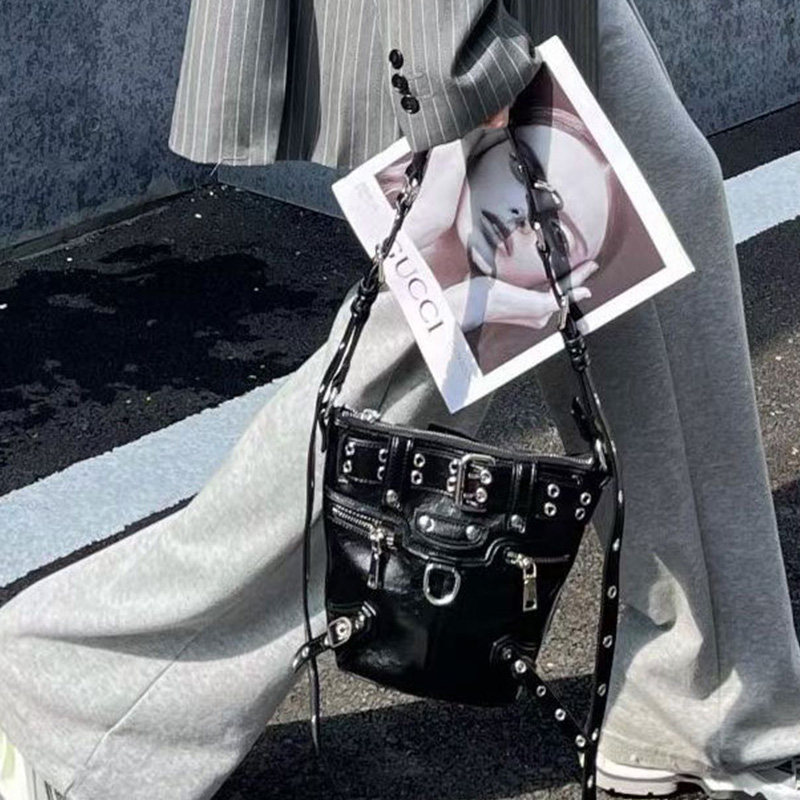 QJBY包包女2023新款网红同款时尚重工柳钉机车包单肩斜挎水桶小包,箱包皮具/热销女包/男包,水桶包,淘宝优惠券,粉丝福利购,淘宝优惠卷