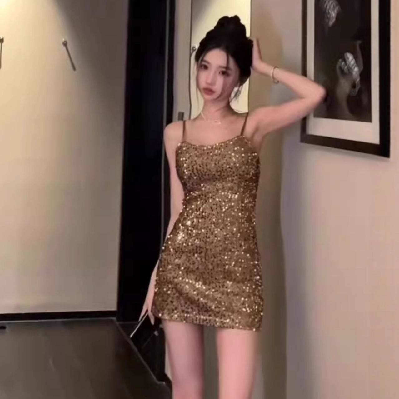 千金风亮片吊带收腰包臀连衣裙