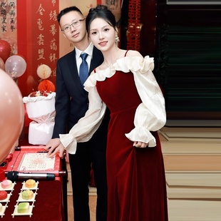 一字肩法式 新娘金丝绒酒红色吊带订婚礼服开叉连衣裙结婚回门便装