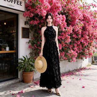 挂脖宴会连衣裙女轻奢大方聚会夏季日常可穿立体羽毛收腰显瘦长裙