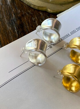 LJW 松本惠奈同款简约锤纹弧形耳环气质不规则宽面磨砂圈圈耳钉女