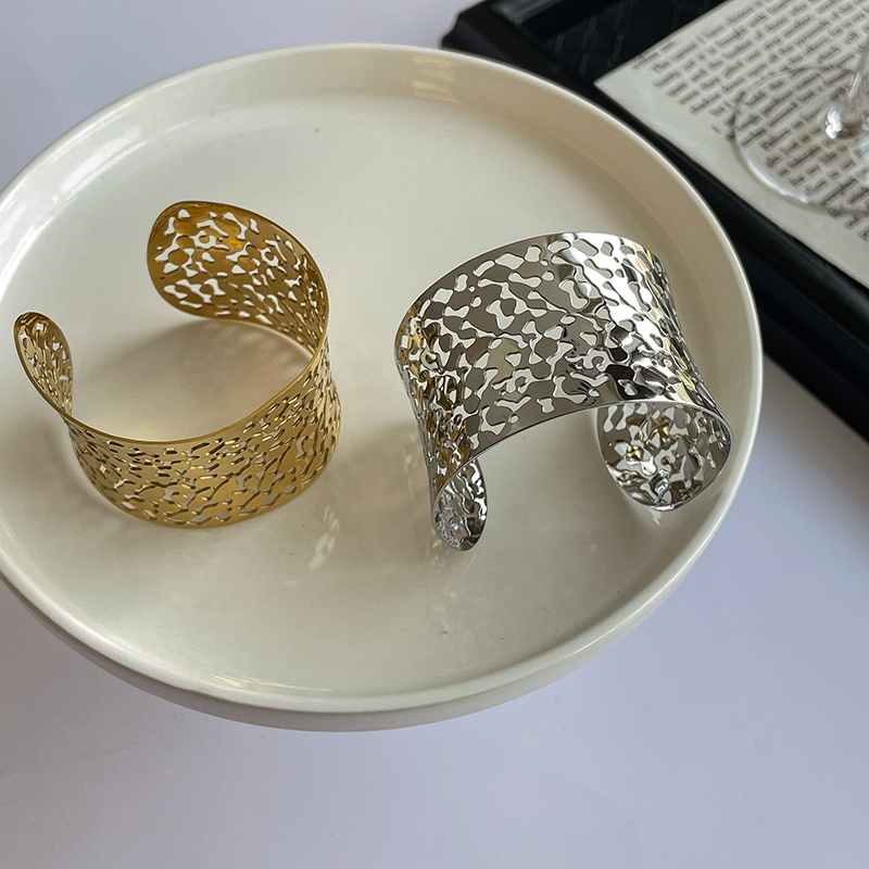 法式复古雕花镂空宽口手镯