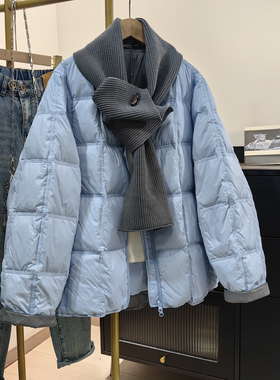 浅蓝方格蓬松轻羽绒服+灰针织围巾韩系温柔冬日松弛感穿搭套装潮