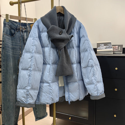 浅蓝方格蓬松轻羽绒服+灰针织围