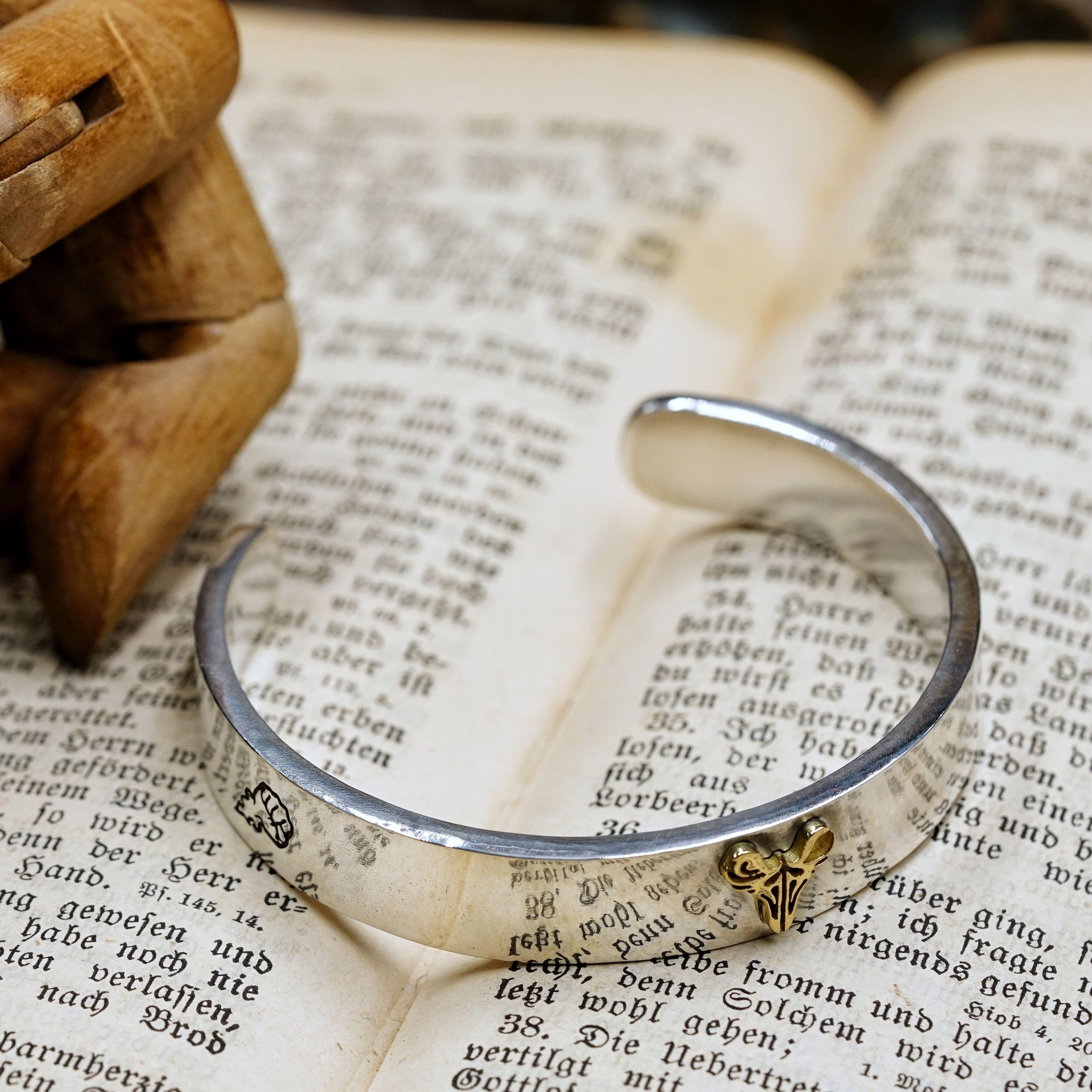 渡鸦专属手工林赛雕刻金银手镯