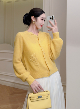 嫚渡|25秋冬轻奢新品重工钩花圆领长袖常规短款黄色针织羊绒衫