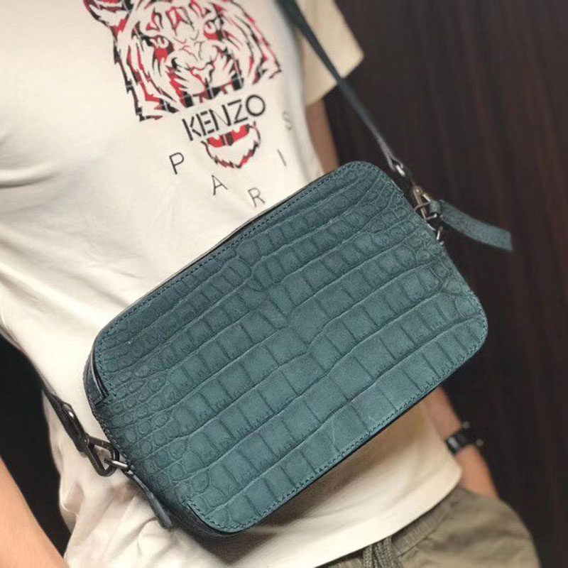 休闲风多功能磨砂鳄鱼皮手拿包