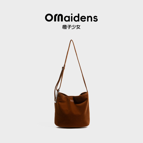 秋冬高级美拉德丝绒水桶包通勤