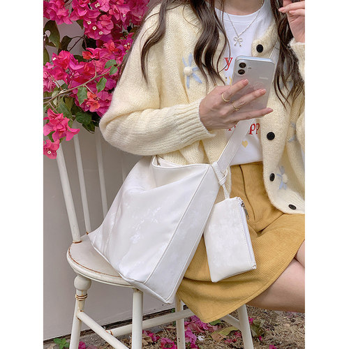 春季元气少女简约休闲柔软挎包