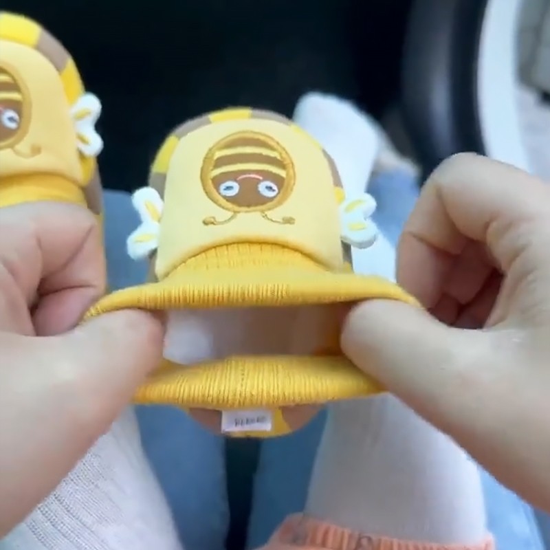 小月龄宝宝鞋婴儿步前鞋袜子一体防滑不掉跟0到6个月秋冬季软底鞋