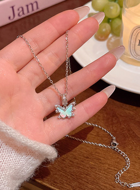 森系小清新甜美气质炫彩蝴蝶吊坠项链女轻奢小众高级感钛钢锁骨链
