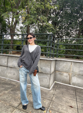 忧郁的米老虎/复古做旧破洞牛仔裤女春秋宽松中高腰阔腿长裤2261M