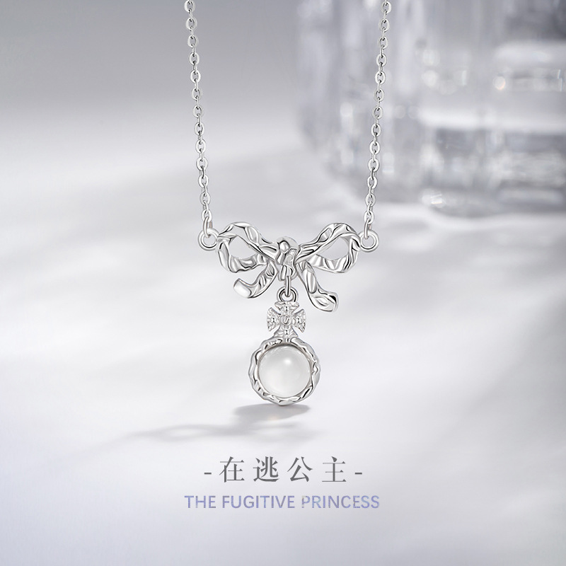 在逃公主纯银S925项链女简约时尚小众款玉髓锁骨链肌理蝴蝶结