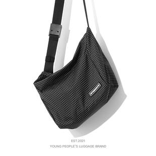 新款轻便小众潮牌斜挎包女运动背包男学生邮差包格子大容量单肩包