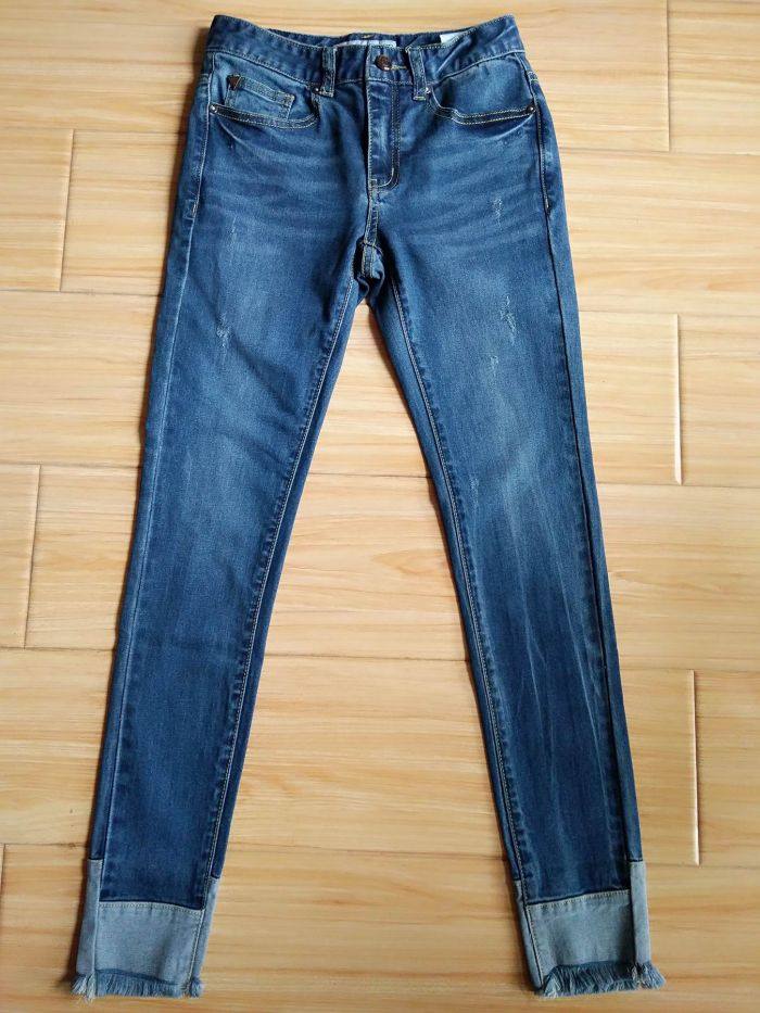 guess 17春女款士水洗磨白破洞猫须纹九分牛仔裤