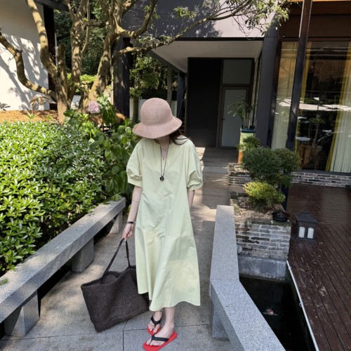 2026夏季新韩国进口面料纯色松弛慵懒显瘦百搭V领连衣裙女设计感