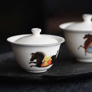 漱繁 马年贺新 张汝佳手绘化妆土 飞马釉上新彩开片二才元宝盖碗