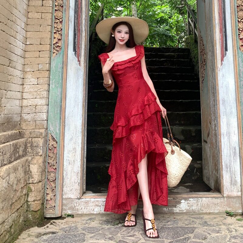 女装2026十三行红色刺绣吊带连衣裙不规则荷叶边开叉海边度假长裙