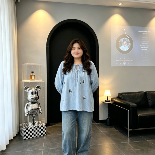 特大码300斤胖mm新款韩系时尚温柔风刺绣上衣女泡泡袖蓝色衬衫女