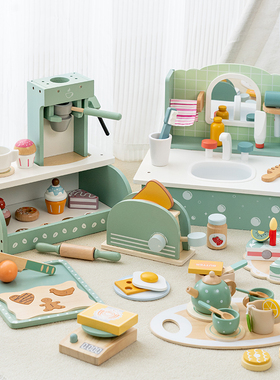 Children pretend to eat food and play with wooden toys小玩具