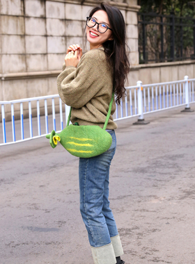 网红同款绿色手工羊毛毡斜挎包女春季新款时尚百搭单肩出街包包