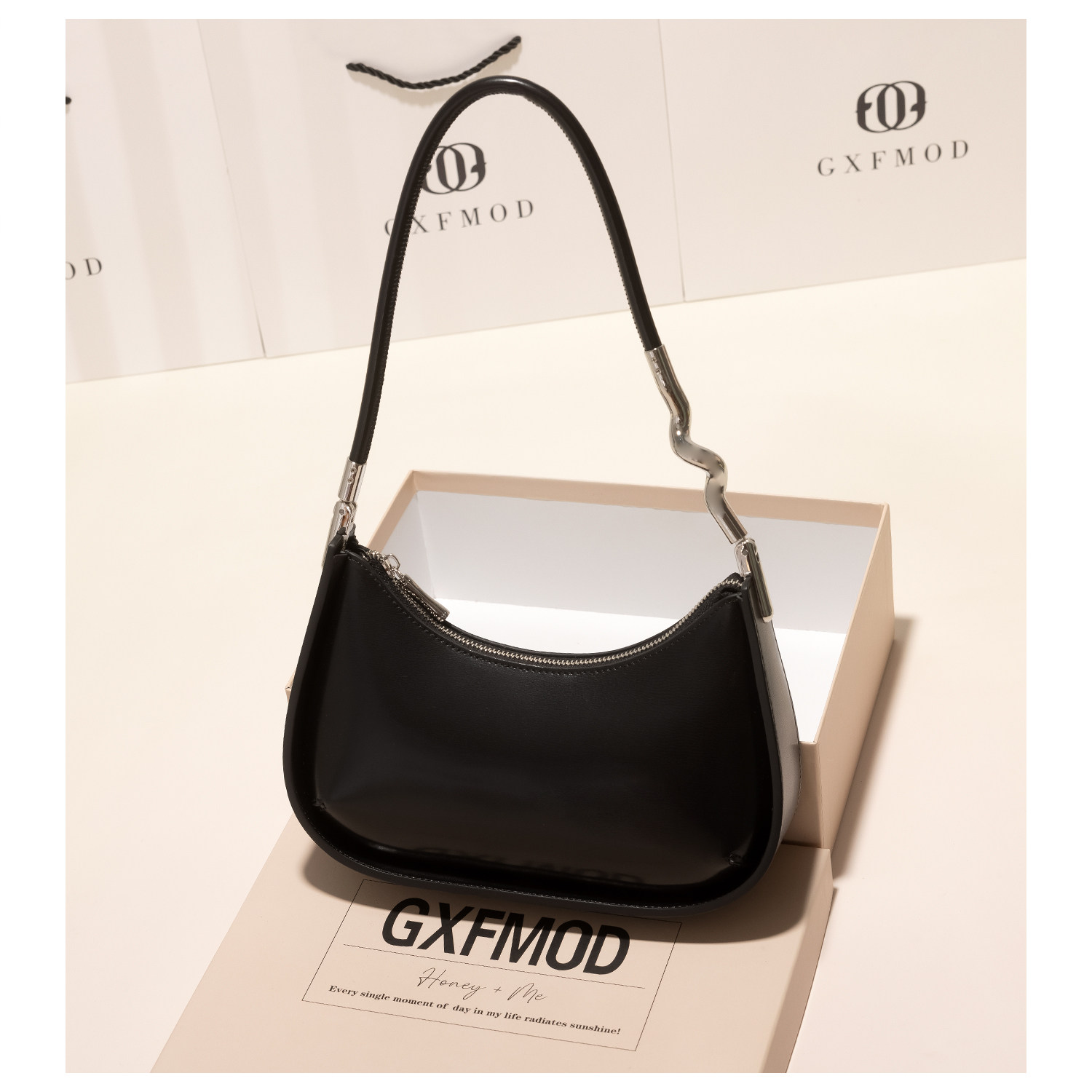 GXFMOD新款高级感腋下法棍包女2026春夏复古潮流单肩手提通勤包包