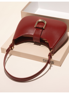 GXFMOD高级感牛皮腋下法棍包女2026流行复古红色结婚包喜庆新娘包