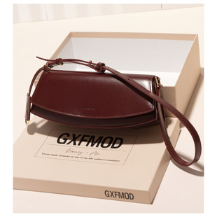 GXFMOD新款复古简约牛皮腋下法棍包包女2025早秋高级感单肩斜挎包