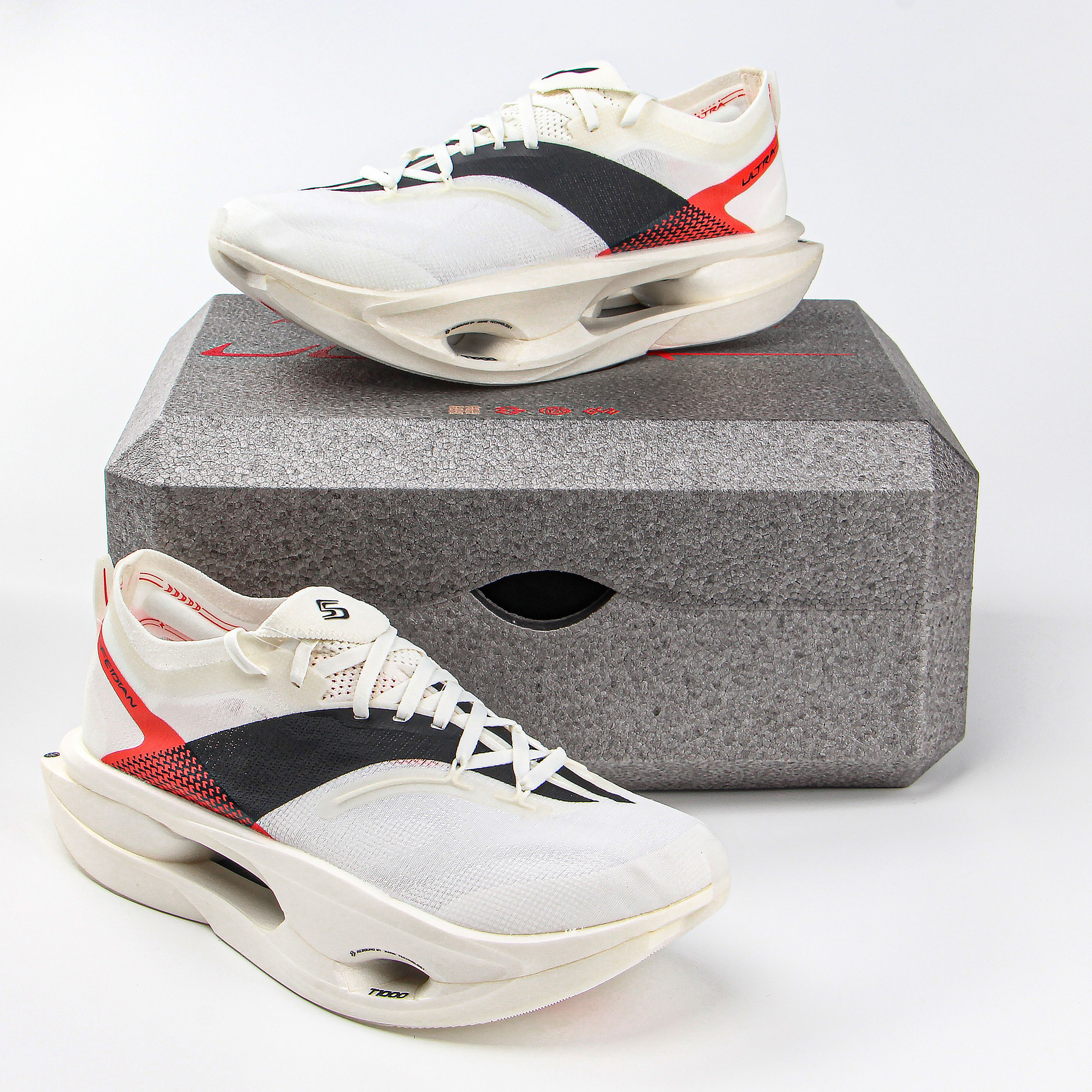 李宁飞电5ULTRA竞速跑鞋碳板䨻A