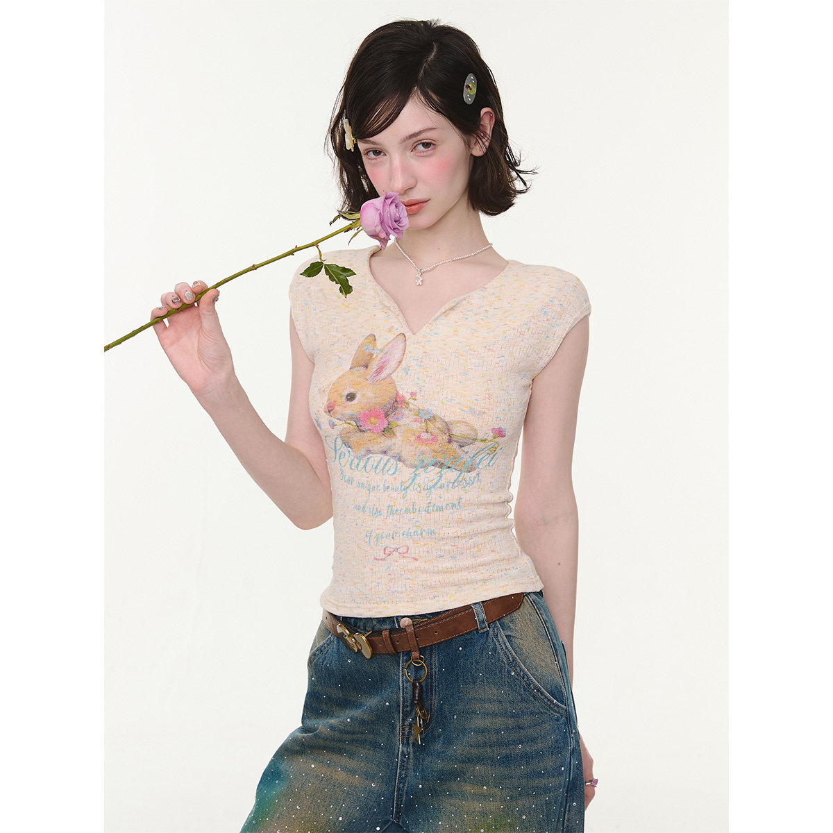 ziziFei''花野奔跑''夏季肌理感杏色兔子印花小v领修身短袖t恤女