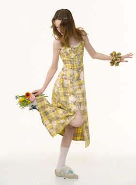 ziziFei夏美式复古设计感收腰显瘦黄色格纹扎染开叉吊带连衣裙女