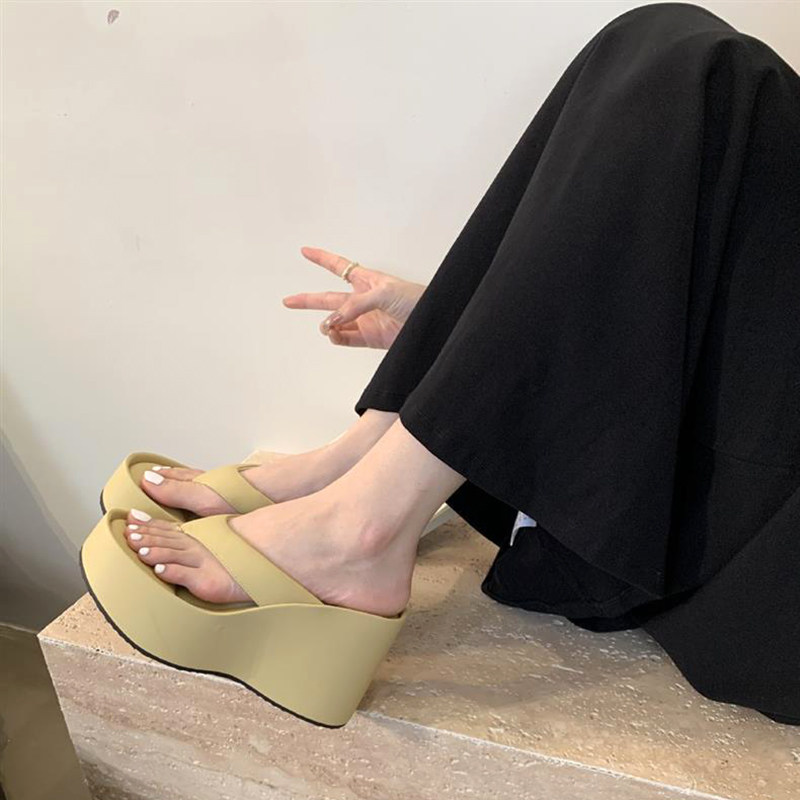 小个子厚底增高人字拖女2026夏季新款坡跟夹脚时尚高跟凉拖鞋