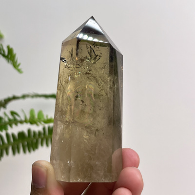天然透体金黄色水晶柱带彩摆件尺寸：89*38mm,重：162.8g，37号