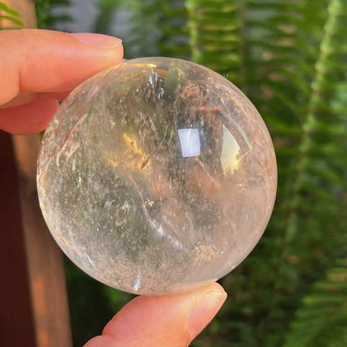 天然透体带彩虹光白水晶球摆件直径5.06cm，重182g，86号