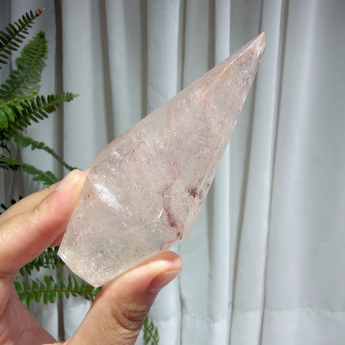 天然透粉阿塞彩虹菱形水晶柱摆件101*42*24mm，重：137.6g，191号