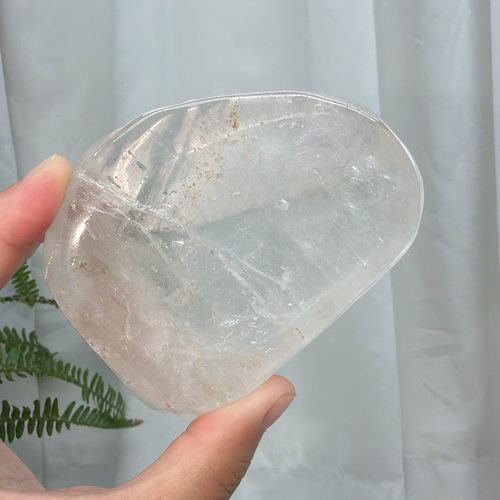 天然透体带原皮白水晶盘子摆件尺寸：94*72*24mm,重：252g，40号