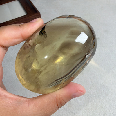 手工打磨天然黄水晶手握带彩透体：80*54*40mm，重：249g，103号