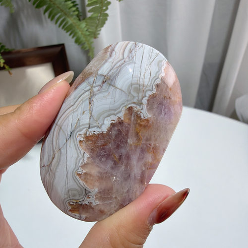 天然紫晶玛瑙手握石摆件尺寸：66*40*20mm，重：81.2g，111号
